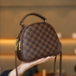 Barna és fekete kockás válltáska