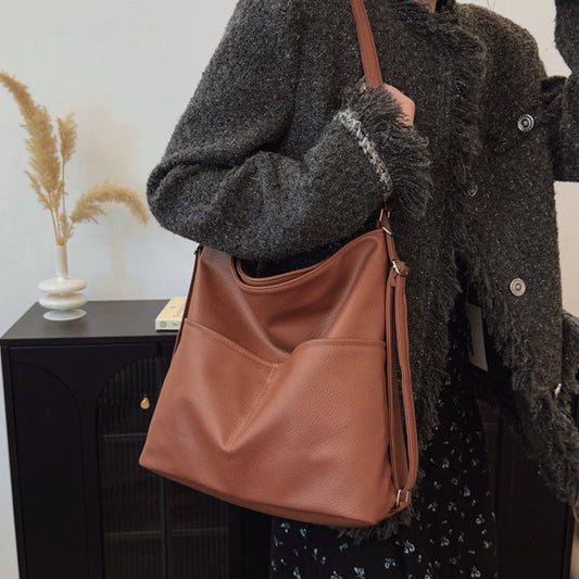 Lazább stílusú nagy űrtartalmú női bőrtáskák