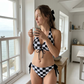 Női bikini szett kockás mintával, nyaknál kötős